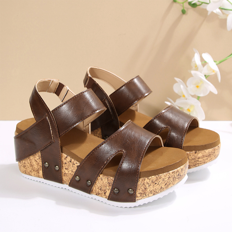 Bequeme Freizeit-Keilabsatz-Sandalen mit Nieten