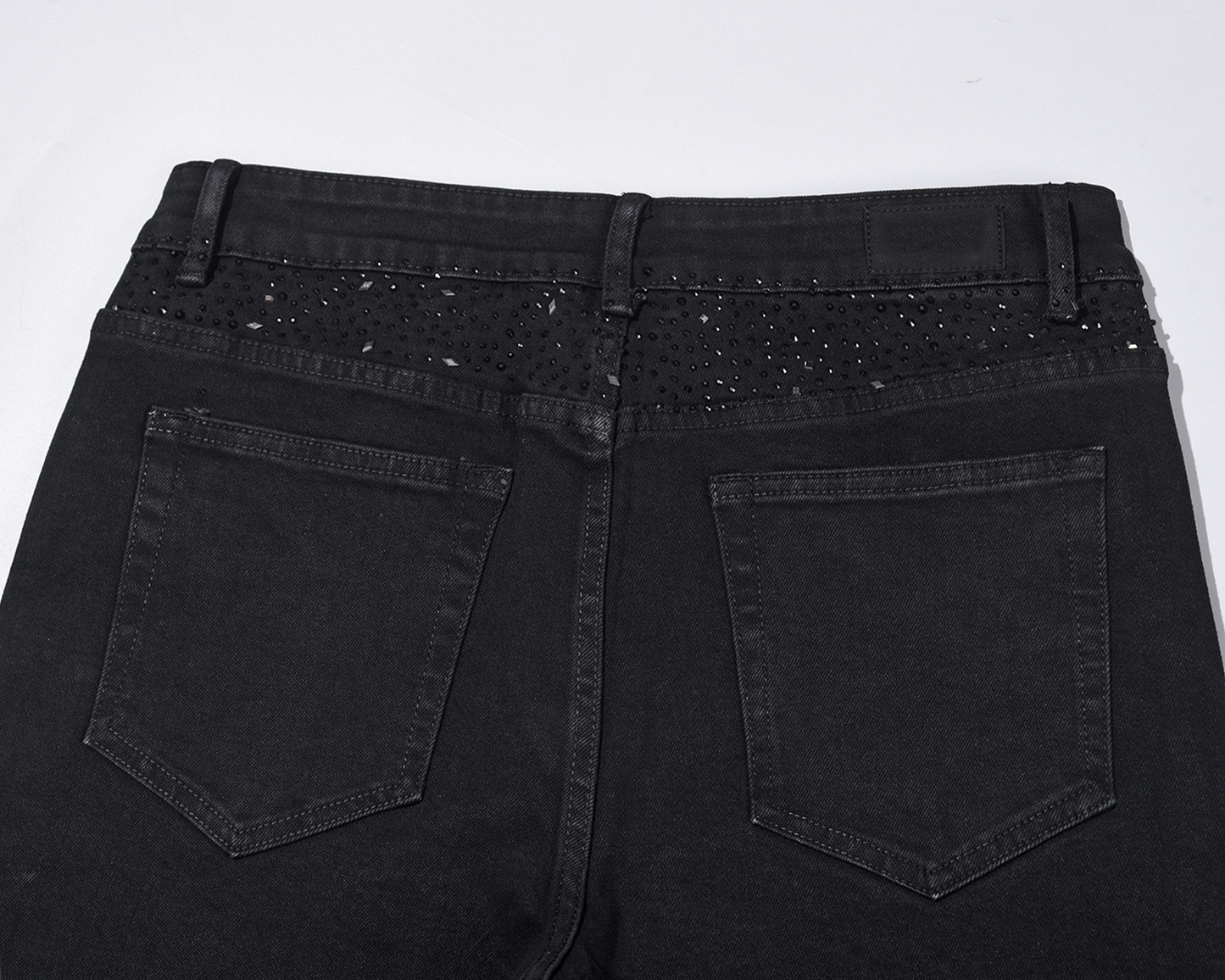 Schmal geschnittene schwarze Jeans mit Strassverzierung