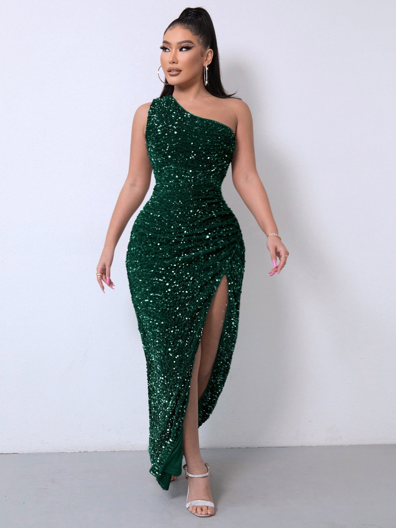 💃Zeitlich begrenzt 50 % Rabatt!!💋Glitzerndes Paillettenkleid für Damen mit einem Schulterteil, gerafftem Ausschnitt und Schlitz am Oberschenkel (Kostenloser Versand)