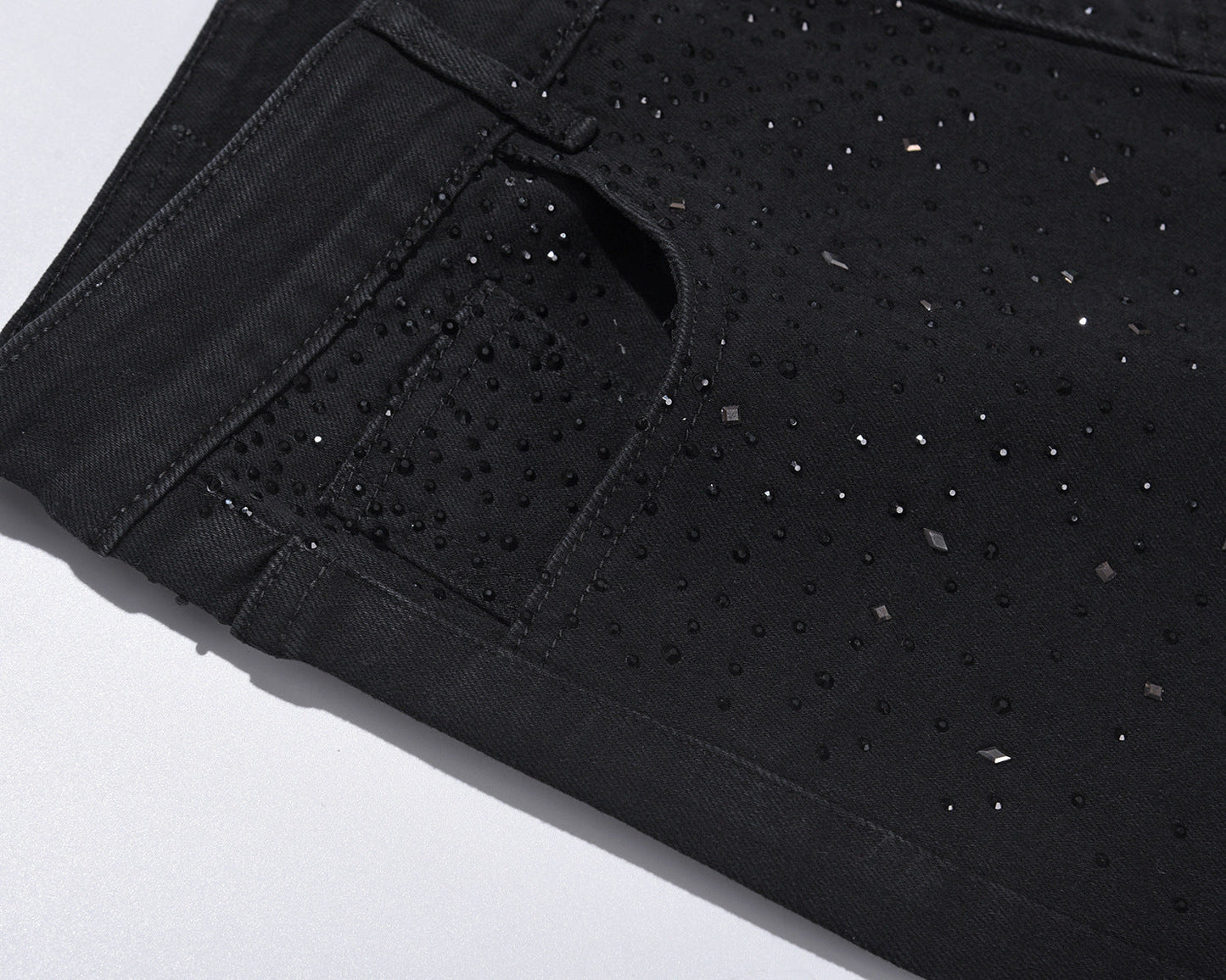 Schmal geschnittene schwarze Jeans mit Strassverzierung