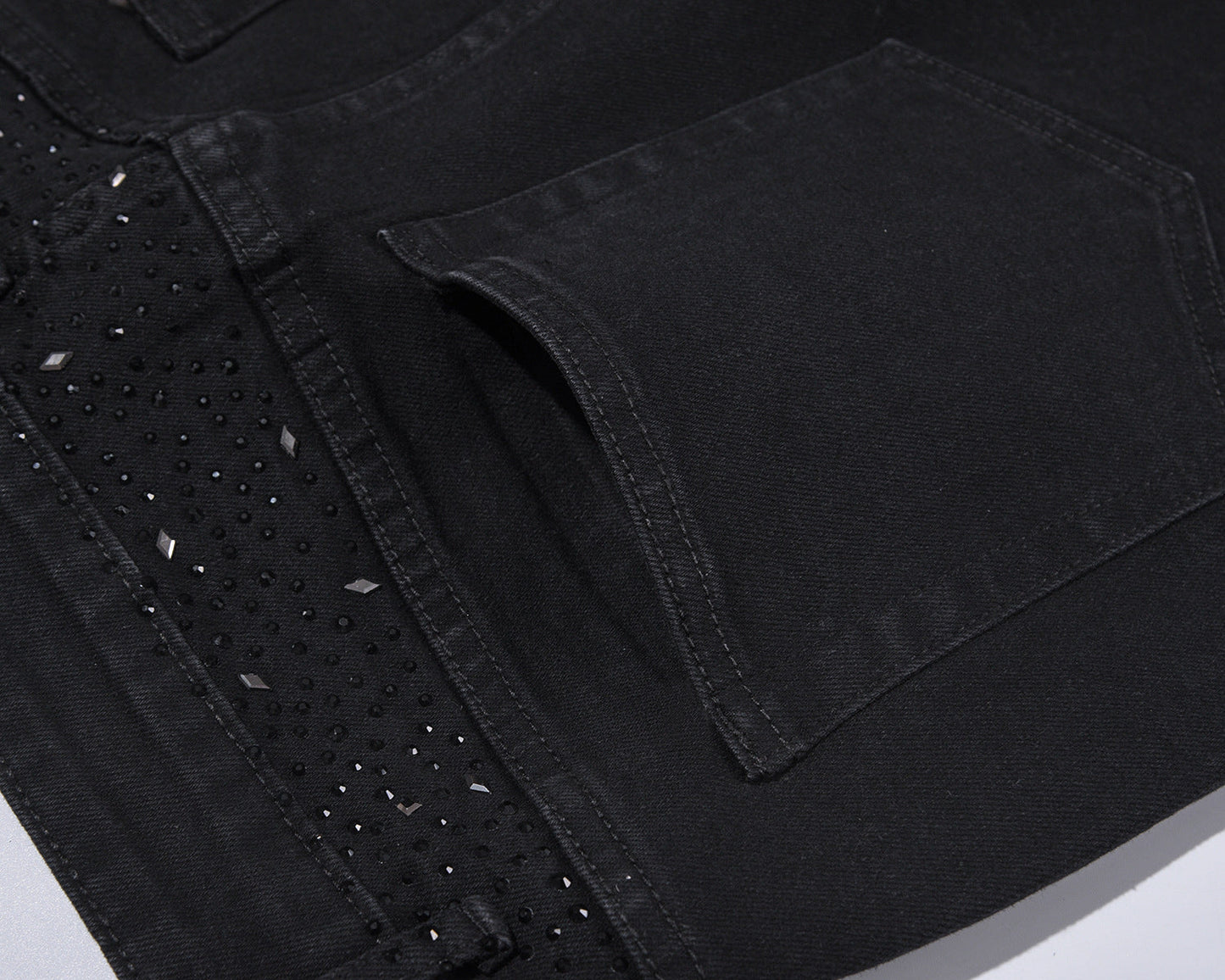 Schmal geschnittene schwarze Jeans mit Strassverzierung