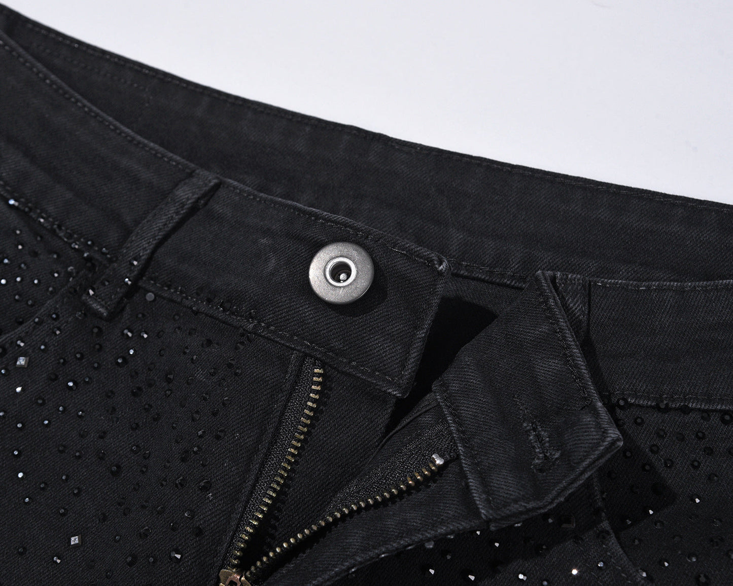 Schmal geschnittene schwarze Jeans mit Strassverzierung
