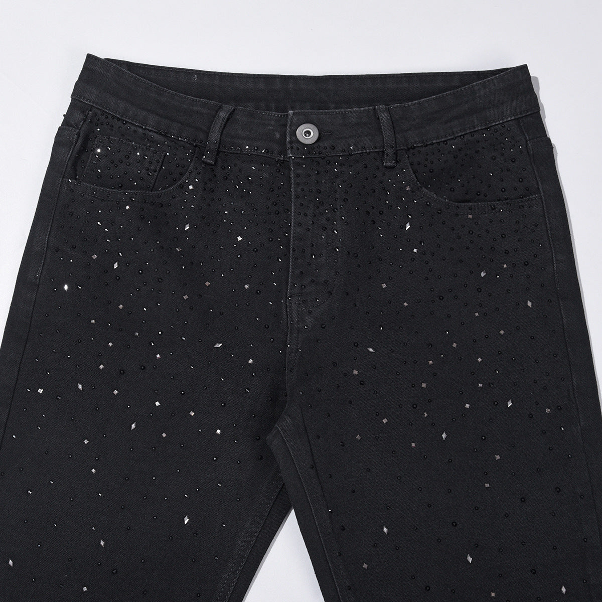 Schmal geschnittene schwarze Jeans mit Strassverzierung