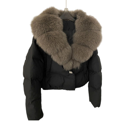 Modische, kurze Damenjacke mit warmem Pelzkragen (isländische weiße Entendaunen)