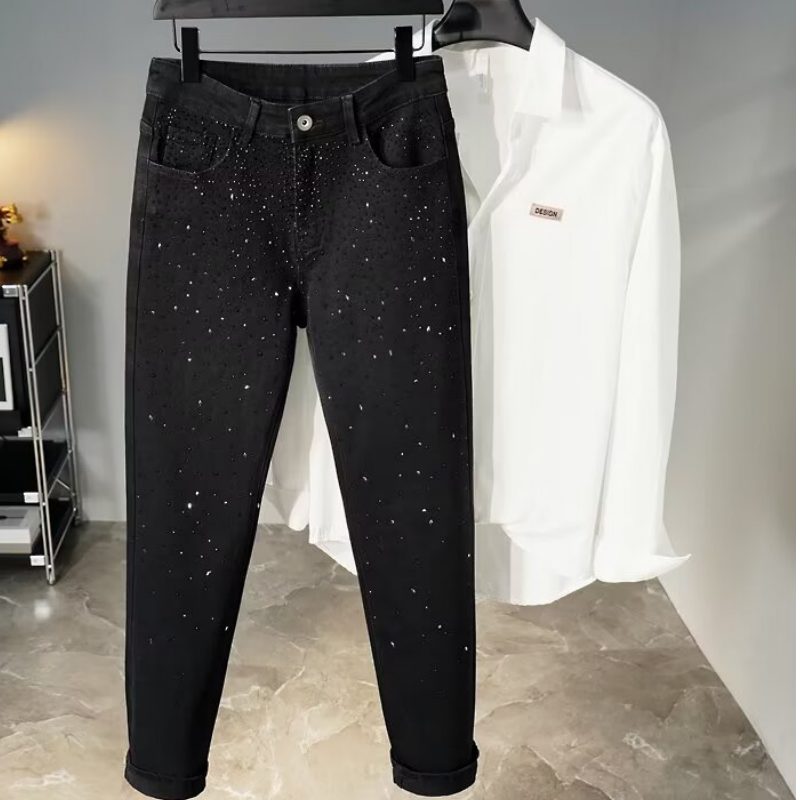 Schmal geschnittene schwarze Jeans mit Strassverzierung