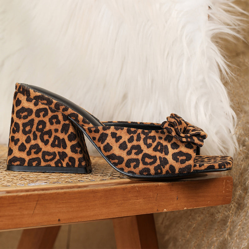 📢📢53 % Rabatt!! ⏰ Slip-On-Sandalen mit Absatz und Leopardenmuster – Blockabsatz, Schleifenverzierung und auffälliges Muster (Größen 36–43)