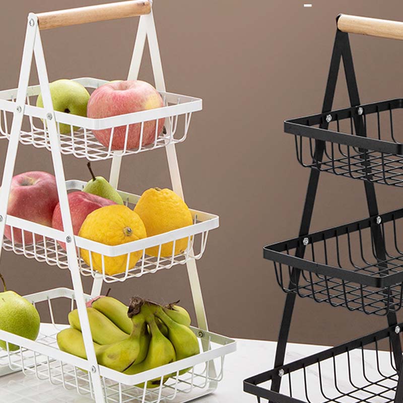 Dreistöckiger Obstkorb aus Metall mit Holzgriff