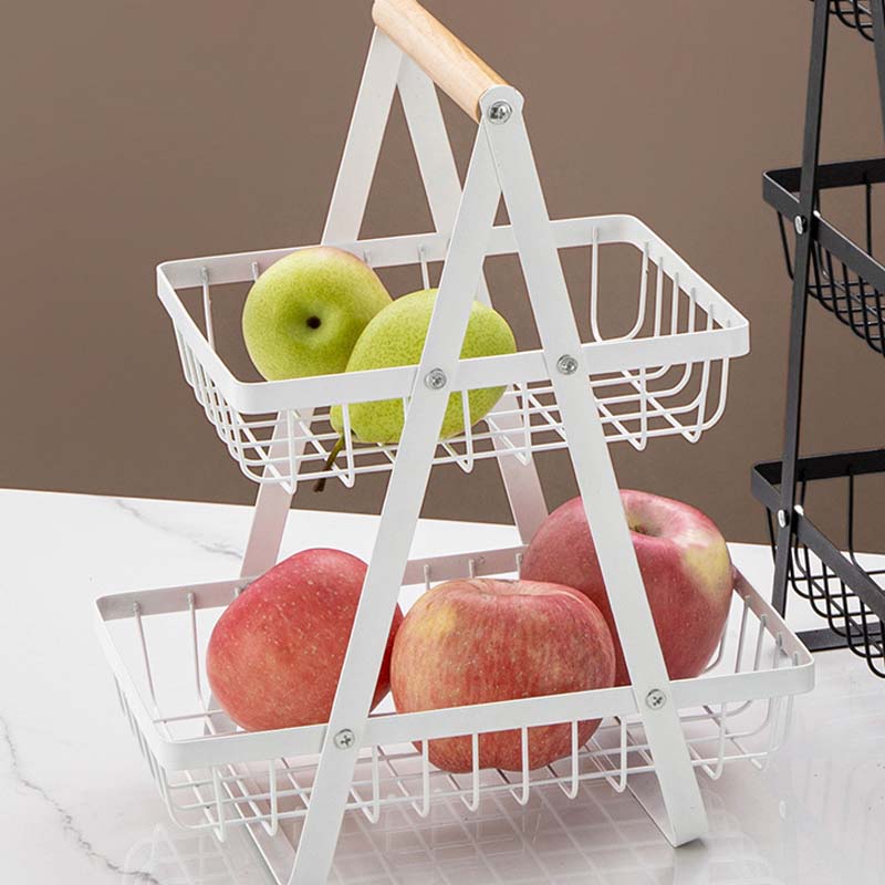 Dreistöckiger Obstkorb aus Metall mit Holzgriff