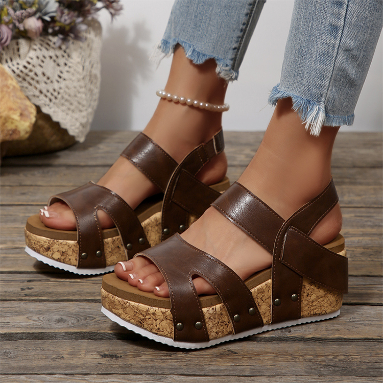 Bequeme Freizeit-Keilabsatz-Sandalen mit Nieten