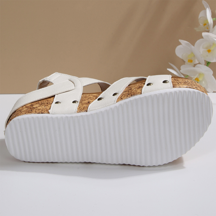Bequeme Freizeit-Keilabsatz-Sandalen mit Nieten